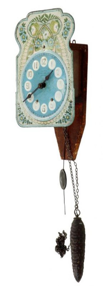 Часы с металлическим циферблатом голубого цвета, с цветочным рисунком, с одной гирькой - шишечкой. Часовой механизм в деревянном корпусе со стеклянными вставками